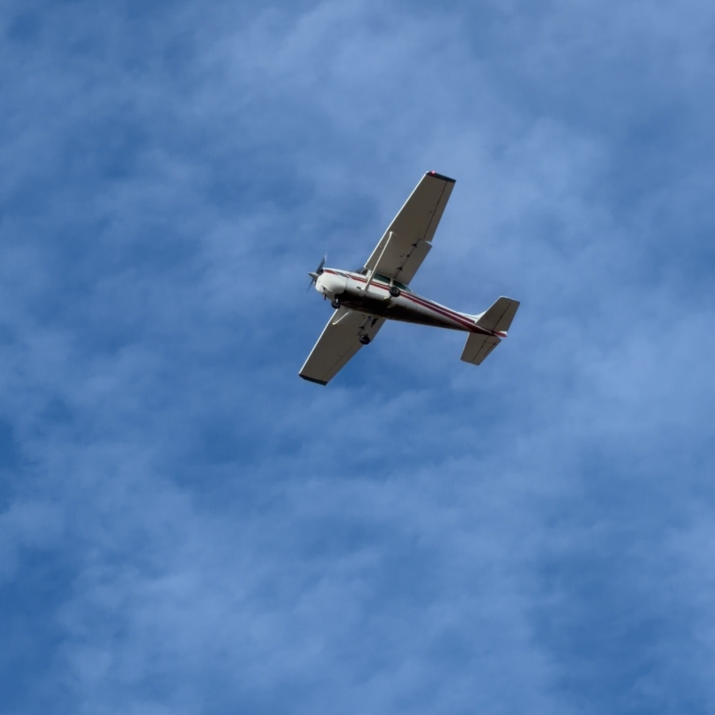 Cessna 172 Skyhawk N4547E turning base to final for runway 30R at Rocky Mountain Metropolitan Airport